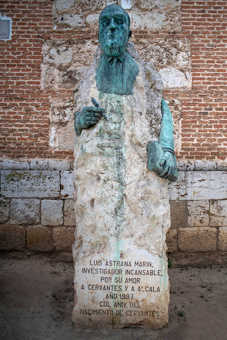 Skulptur des spanischen Schriftstellers Luis Astrana 1997 in Alcala de Henares, Provinz Madrid, Spanien