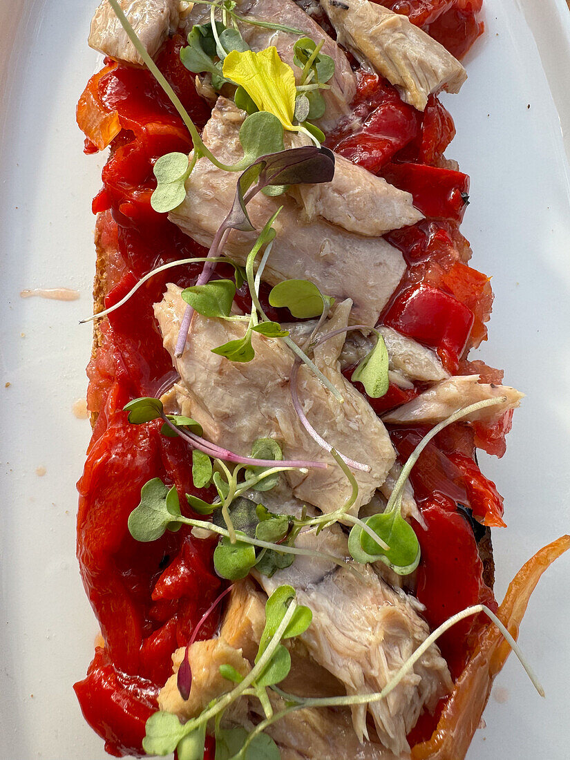 Tuna belly and red peppers toast