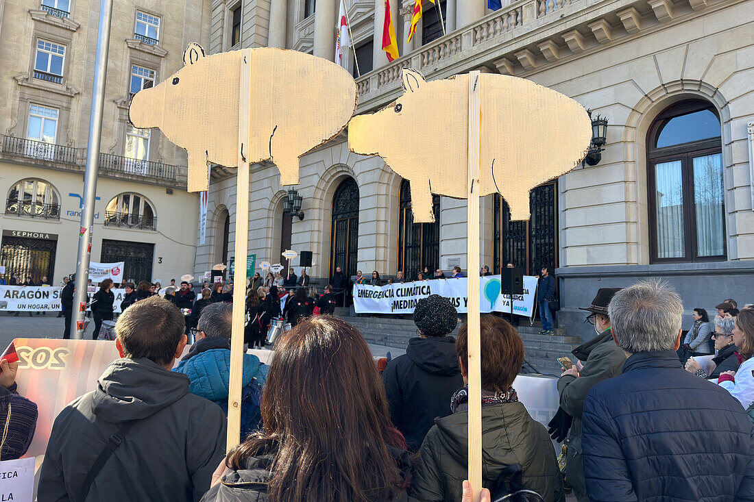 Hunderte von Menschen nehmen am Marsch zur Verteidigung der Umwelt und zur Mobilisierung für den COP28-Klimagipfel in Zaragoza, Aragonien, Spanien, teil
