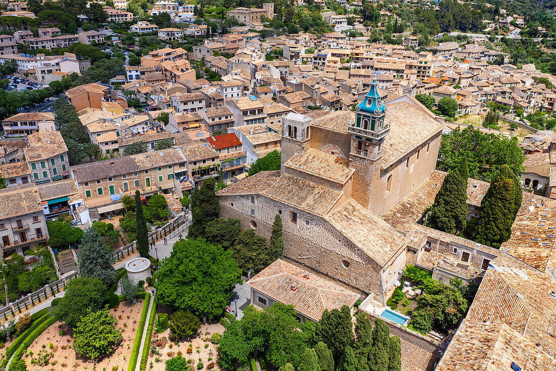 Luftaufnahme der Real Cartuja de Valldemossa, eines alten Kartäuserklosters, das als königliche Residenz gegründet wurde, Insel Mallorca, Balearen, Spanien