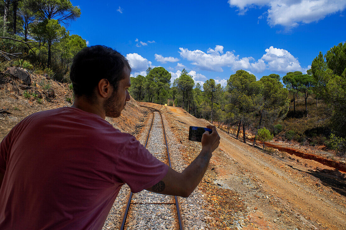 Menschen im touristischen Zug, der für eine Fahrt durch das Bergbaugebiet RioTinto genutzt wird, Provinz Huelva, Spanien