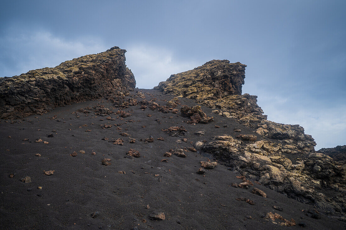 Volcan del Cuervo (Krähenvulkan), ein Krater, der über einen Rundweg in einer kargen, felsigen Landschaft erkundet wird