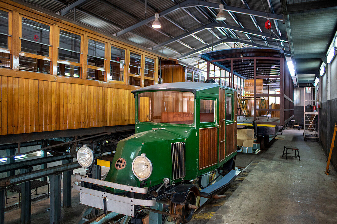 Mechanische Reparatur des Tren de Soller im Bahnhof von Soller. Tren de Soller, historischer Zug, der Palma de Mallorca mit Soller verbindet, Mallorca, Balearen, Spanien, Mittelmeer, Europa