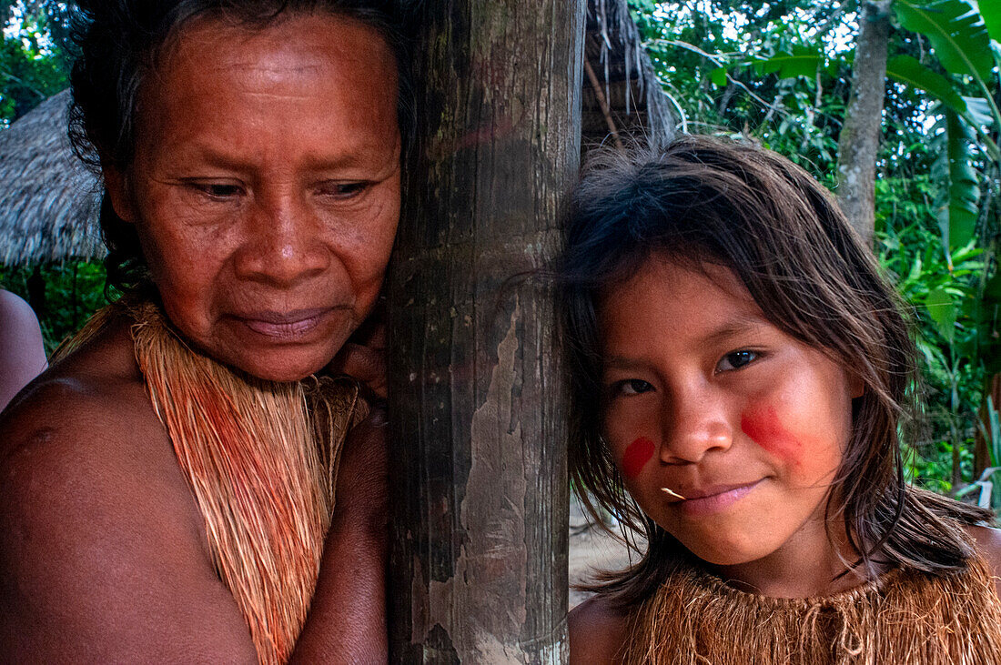 Großmutter und Enkelin, Yagua-Indianer leben ein traditionelles Leben in der Nähe der Amazonasstadt Iquitos, Peru