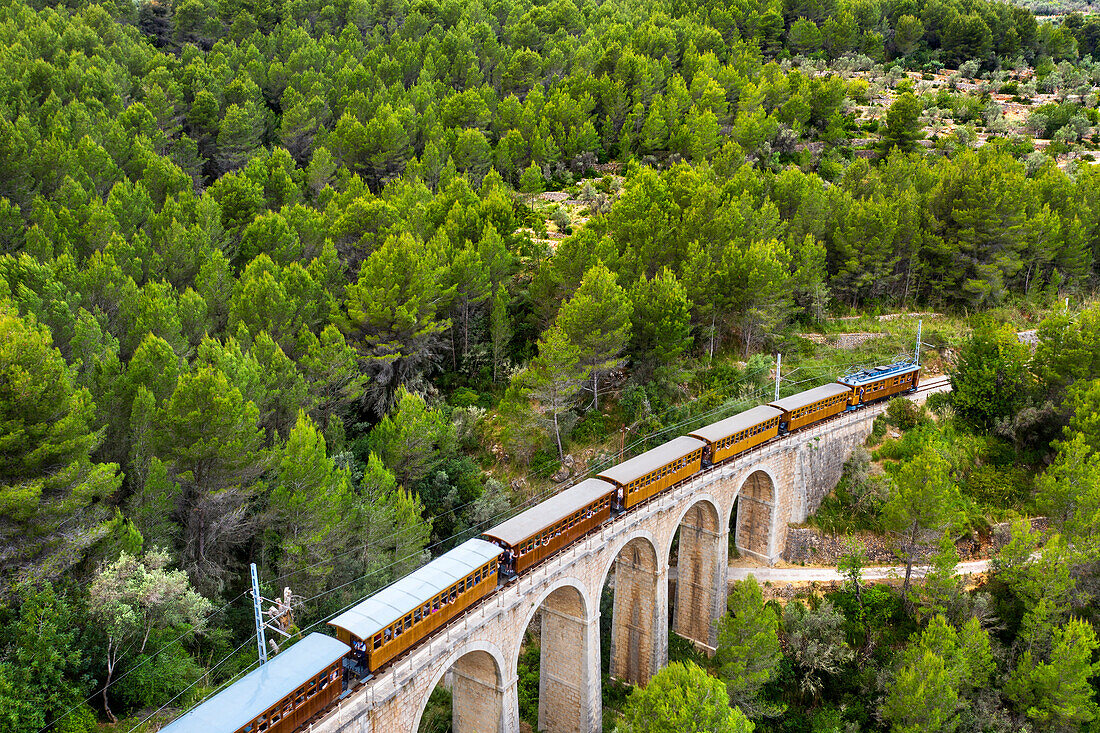 Luftaufnahme des Tren de Soller, historischer Zug, der das Viadukt Cinc-Ponts überquert. Dieser Zug verbindet Palma de Mallorca mit Soller, Mallorca, Balearische Inseln, Spanien, Mittelmeer, Europa