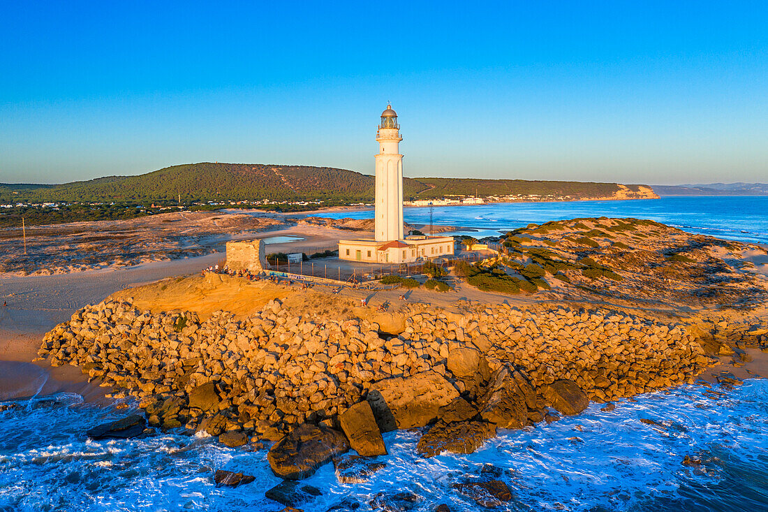 Luftaufnahme des Leuchtturms Caños de Meca am Kap Trafalgar, Barbate, Provinz Cádiz, Region Andalusien, Spanien, Europa