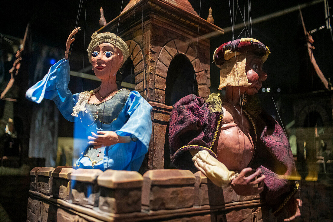 Puppentheater im Museum des Cervantes-Geburtshauses, Alcala de Henares. Gemeinde Madrid, Spanien. Das Altertum von Maese Pedro. Kapitel XXV und XXI