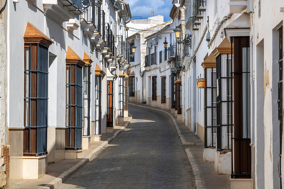 Typische Balkone in der Straße San Pedro in der Altstadt von Osuna, Sevilla, Andalusien, Spanien