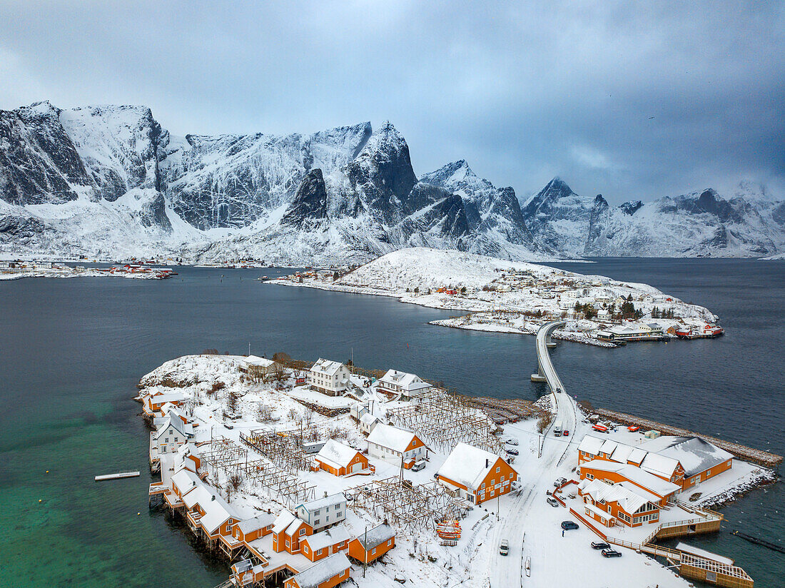 Luftaufnahme der traditionellen Holzhütten der Rorbu-Fischer im Dorf Sakrisoy auf der Insel Moskenesoya auf den Lofoten in Norwegen