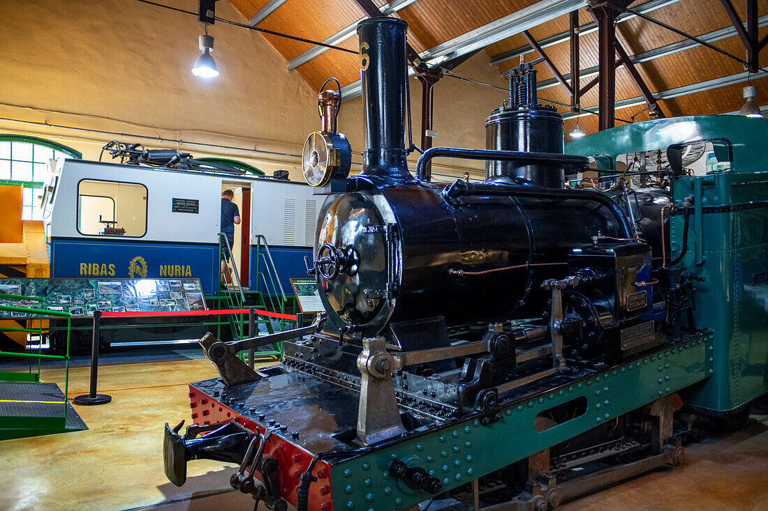 Alte Dampflokomotive der Cremellera-Zahnradbahn im Museum in Ribes de Freser, Katalonien, Spanien. Zahnradbahn Cremallera de Núria im Tal Vall de Núria, Pyrenäen, Nordkatalonien