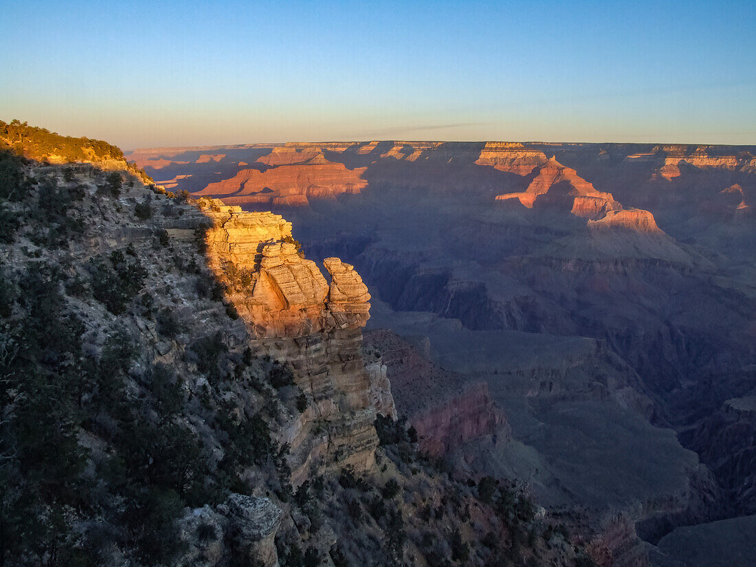 Das erste Licht im Grand Canyon vom Mather Point im Grand Canyon National Park, Arizona