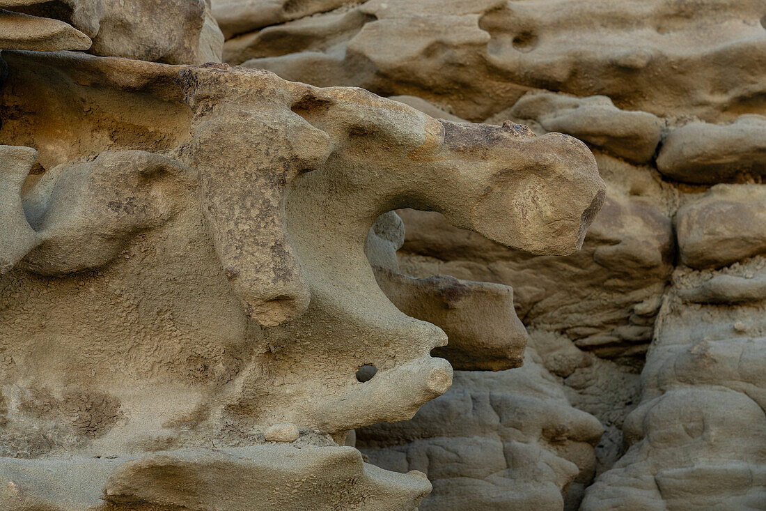 Geschmolzene, nach Wachs aussehende Erosionsmuster in den Sandsteinformationen in der Fantasy Canyon Recreation Area in der Nähe von Vernal, Utah