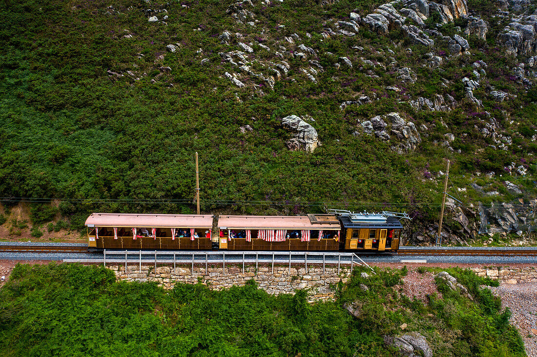 Luftaufnahme der Zahnradbahn Petit train de la Rhune in Frankreich, die zum Gipfel des Berges La Rhun an der Grenze zu Spanien führt