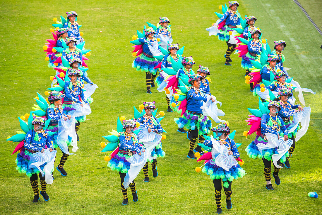 Der Karneval der Negros y Blancos in Pasto, Kolumbien, ist ein lebhaftes kulturelles Spektakel, das sich mit einem Übermaß an Farben, Energie und traditioneller Inbrunst entfaltet