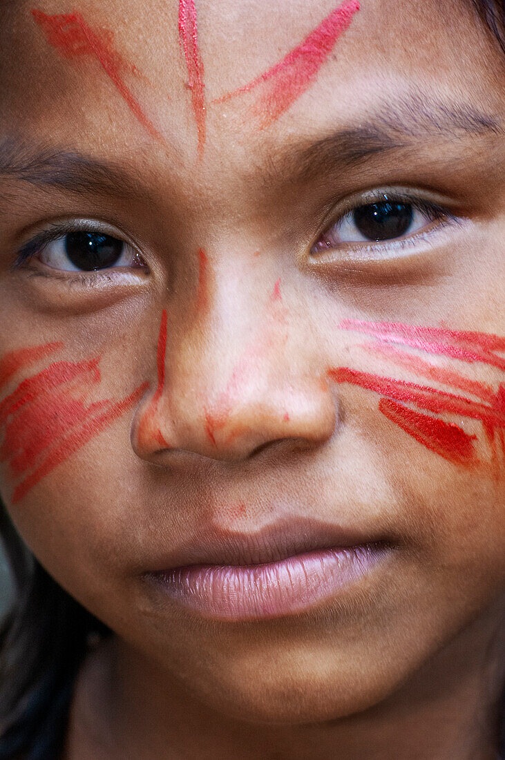 Tattoo-Malerei, Yagua-Indianer leben ein traditionelles Leben in der Nähe der Amazonasstadt Iquitos, Peru