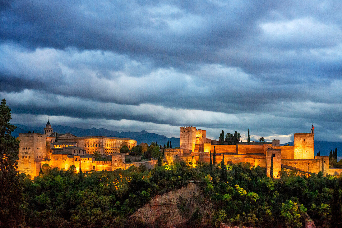 Panorama der Alhambra vom Mirador de San Nicolas. Von links nach rechts: Generalife, Nasridenpaläste, Palast Karls V. und Alcazaba. Unten: das Viertel Sacromonte - Albaicin. Granada, Andalusien, Spanien, Europa