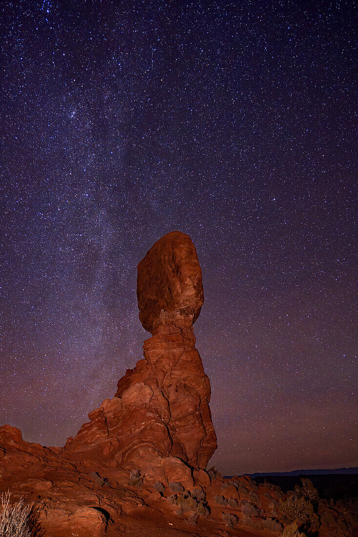 Nördliches Ende der Milchstraße über dem Balanced Rock im Arches National Park im Winter in Utah