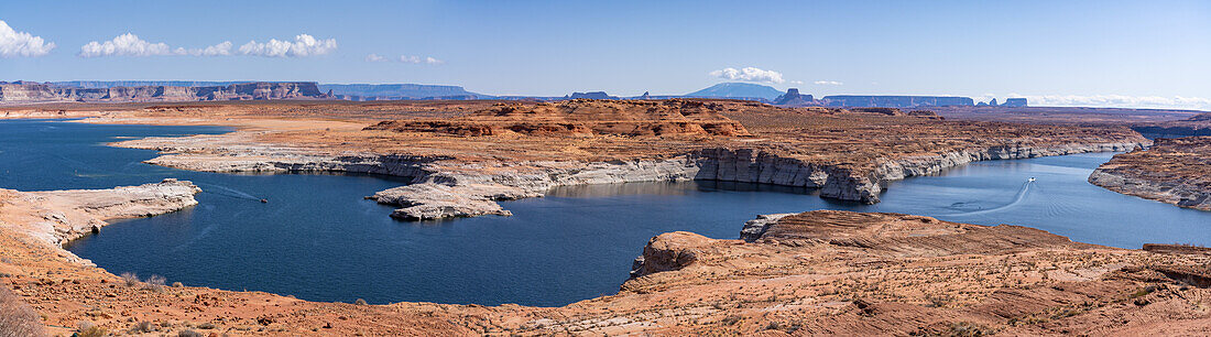 Bootsfahrer auf dem Lake Powell in der Glen Canyon National Recreation Area, Arizona, mit Navajo Mountain und Tower Butte im Hintergrund