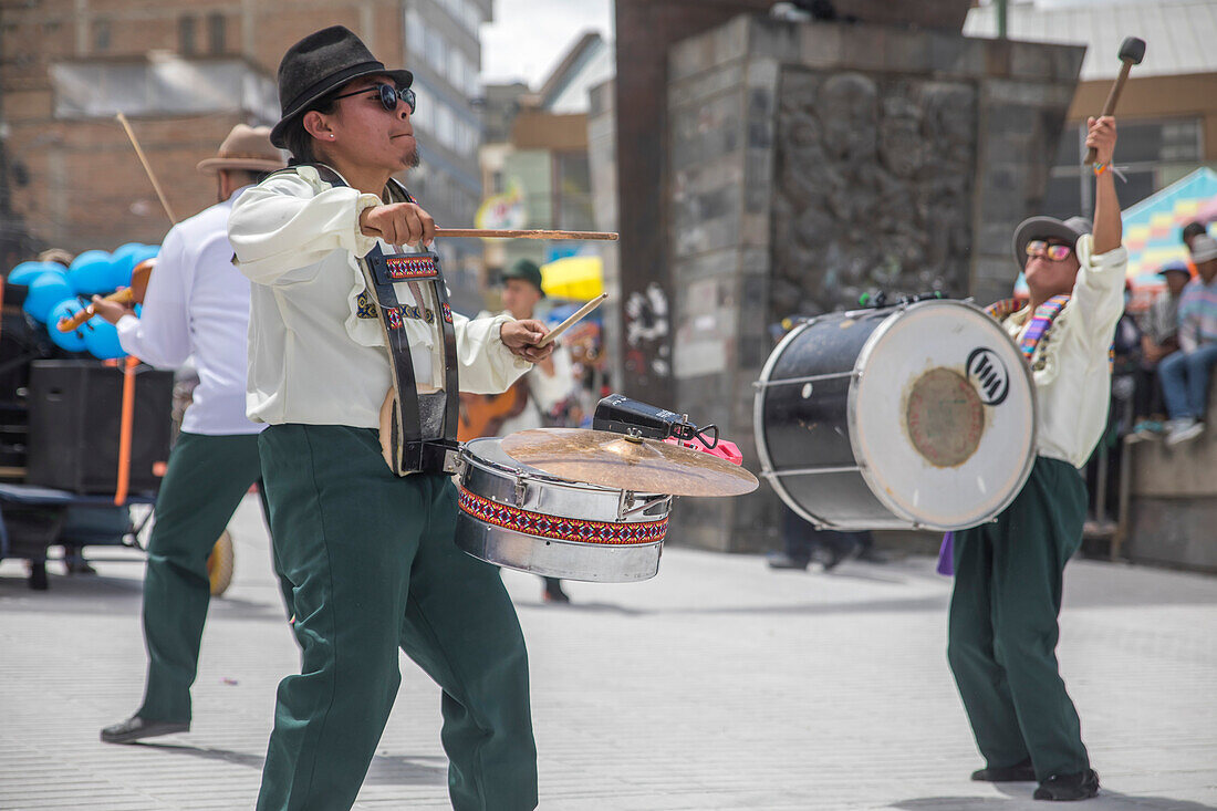 Der Negros y Blancos-Karneval in Pasto, Kolumbien, ist ein lebhaftes kulturelles Spektakel, das sich mit einem Übermaß an Farben, Energie und traditioneller Inbrunst entfaltet