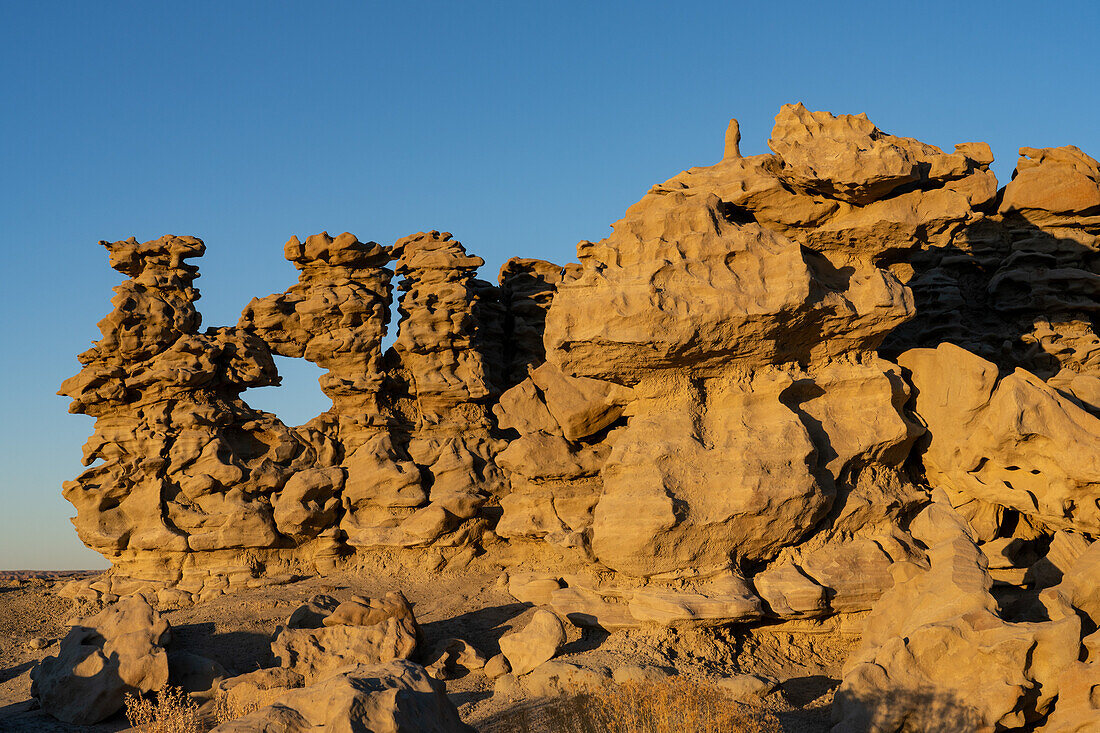 Fantastisch erodierte Sandsteinformationen bei Sonnenuntergang in der Fantasy Canyon Recreation Site in der Nähe von Vernal, Utah