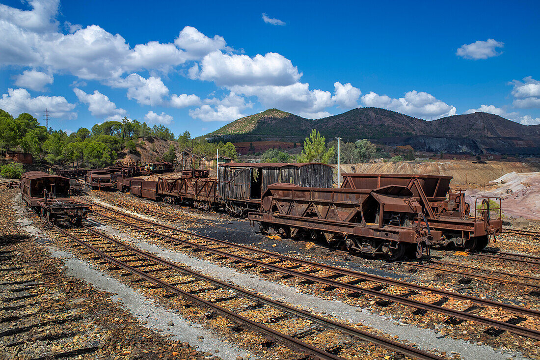 Alte verlassene Dampflokomotiven, gesehen vom Touristenzug, der für die Fahrt durch das Bergbaugebiet RioTinto eingesetzt wird, Provinz Huelva, Spanien