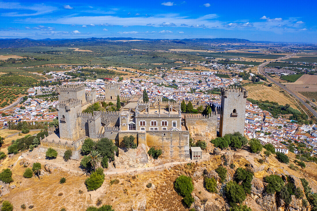 Luftaufnahme der Burg Almodovar del Rio in Vega del río Guadalquivir in der Provinz Cordoba, Andalusien, Südspanien