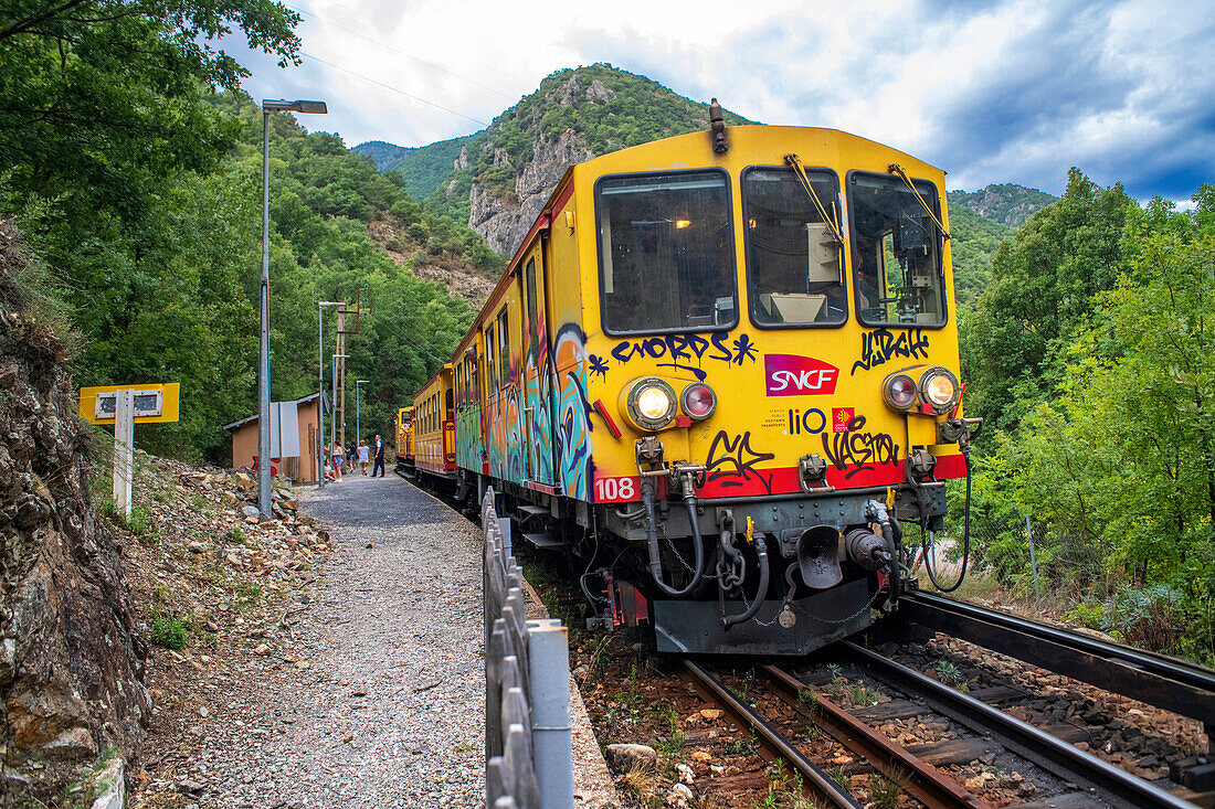 Bahnhof Thues-carança. Der Gelbe Zug oder Train Jaune, Pyrénées-Orientales, Languedoc-Roussillon, Frankreich