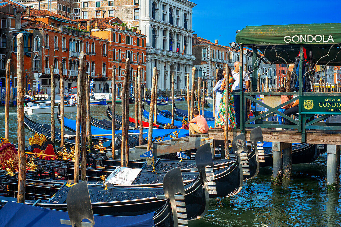 Gondelhaltestelle mit Touristen auf dem Canal Grande, neben der Fondamenta del Vin, Venedig, UNESCO, Veneto, Italien, Europa