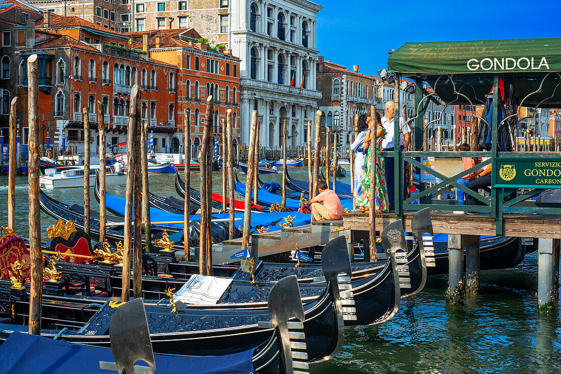 Gondola stop, with tourists, on the Grand Canal, next to the Fondamenta del Vin, Venice, UNESCO, Veneto, Italy, Europe