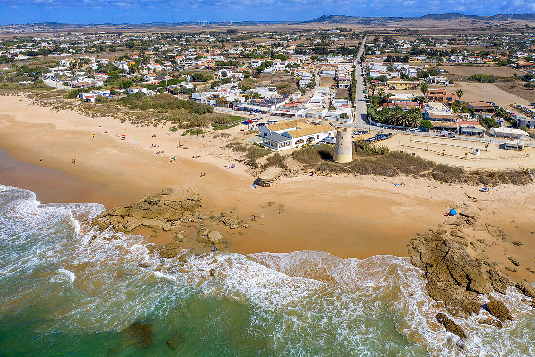 Luftaufnahme des Almenara-Turms aus dem 16. Jahrhundert am Strand von El Palmar in Vejer de la Frontera, Provinz Cádiz, Costa de la luz, Andalusien, Spanien