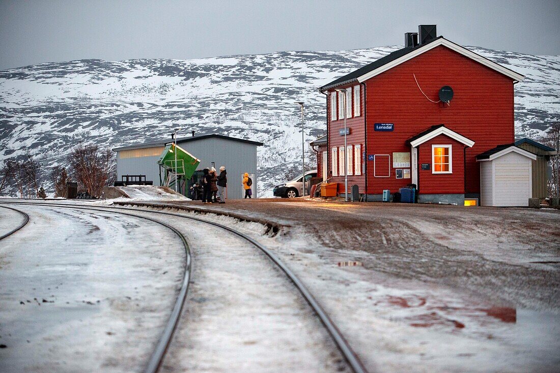Bahnhof Lønsdal, Nordland, Norwegen. Polarkreiszug von Bodo nach Trondheim