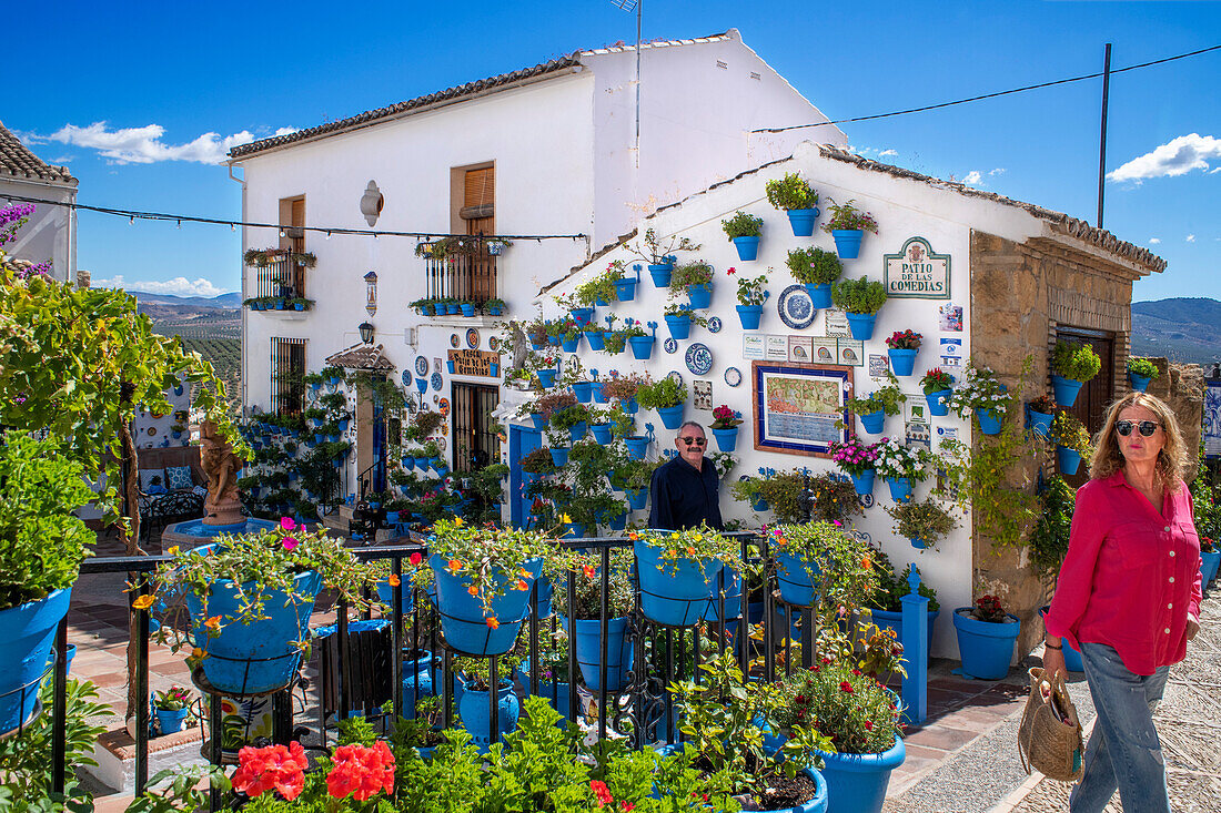 Hof voller Blumentöpfe, Dorf Iznajar, Provinz Cordoba, Andalusien, Südspanien