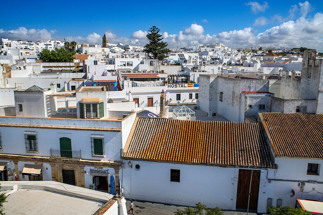 Stadtzentrum auf dem Platz Santa Catalina in Conil de la Frontera, Provinz Cádiz, Andalusien, Spanien