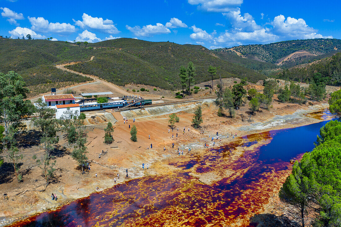 Alter Touristenzug für die Fahrt durch das Bergbaugebiet Rio Tinto, Provinz Huelva, Spanien