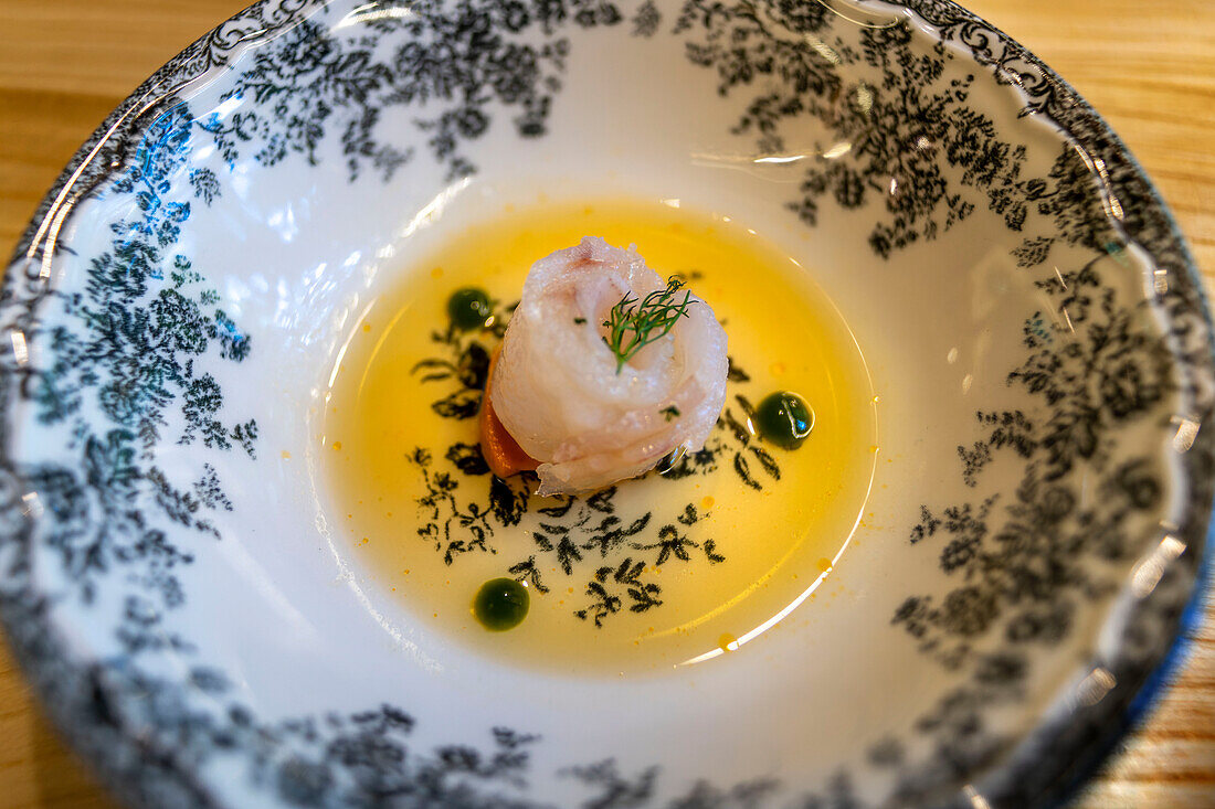 Christliches Gericht, Garnele der Ràpita, Gericht eines Abendessens im Hotelrestaurant Villa Retiro in Xerta, mit der Form der Region Terres de l'Ebre in Tarragona, Katalonien, Spanien