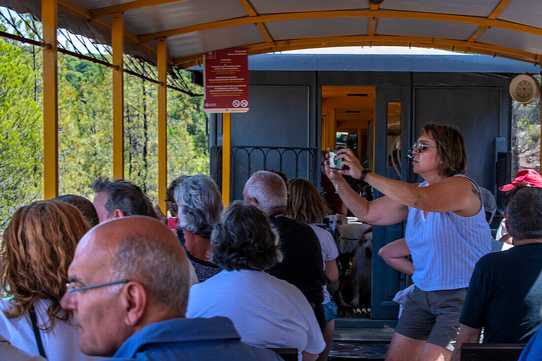 Menschen im touristischen Zug, der für eine Fahrt durch das Bergbaugebiet RioTinto eingesetzt wird, Provinz Huelva, Spanien