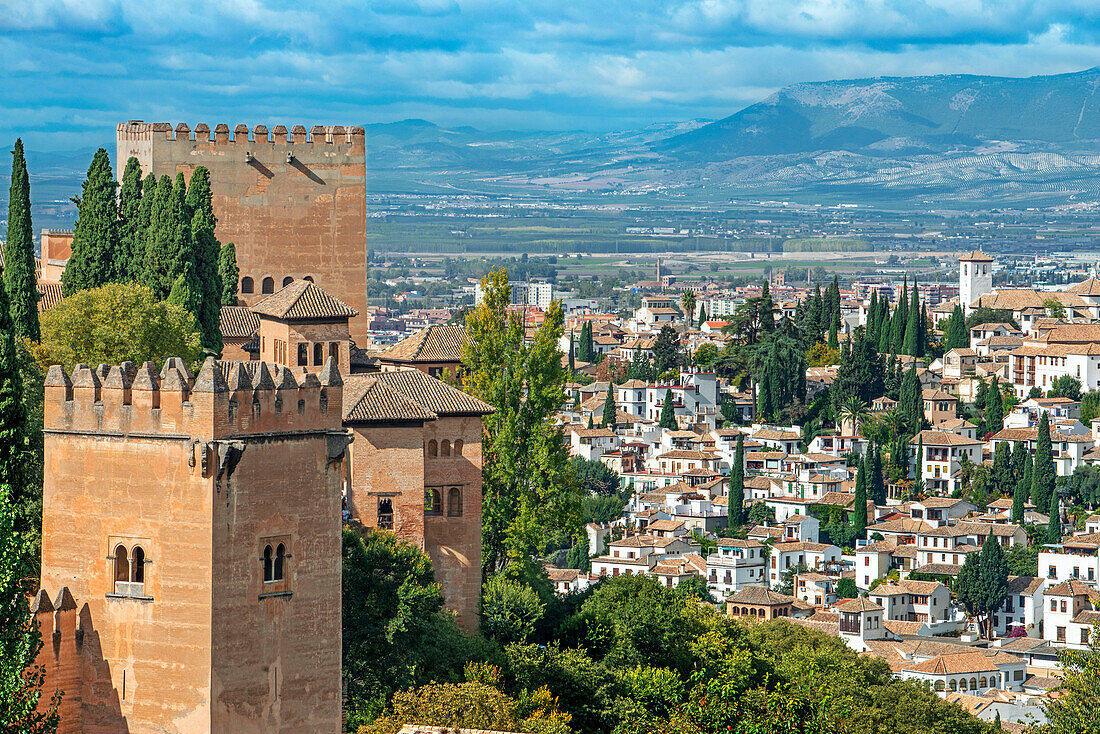 Blick auf das Albaicin-Viertel in Granada von den Generalife-Gärten im Alhambra-Palast, Granada Andalusien Spanien