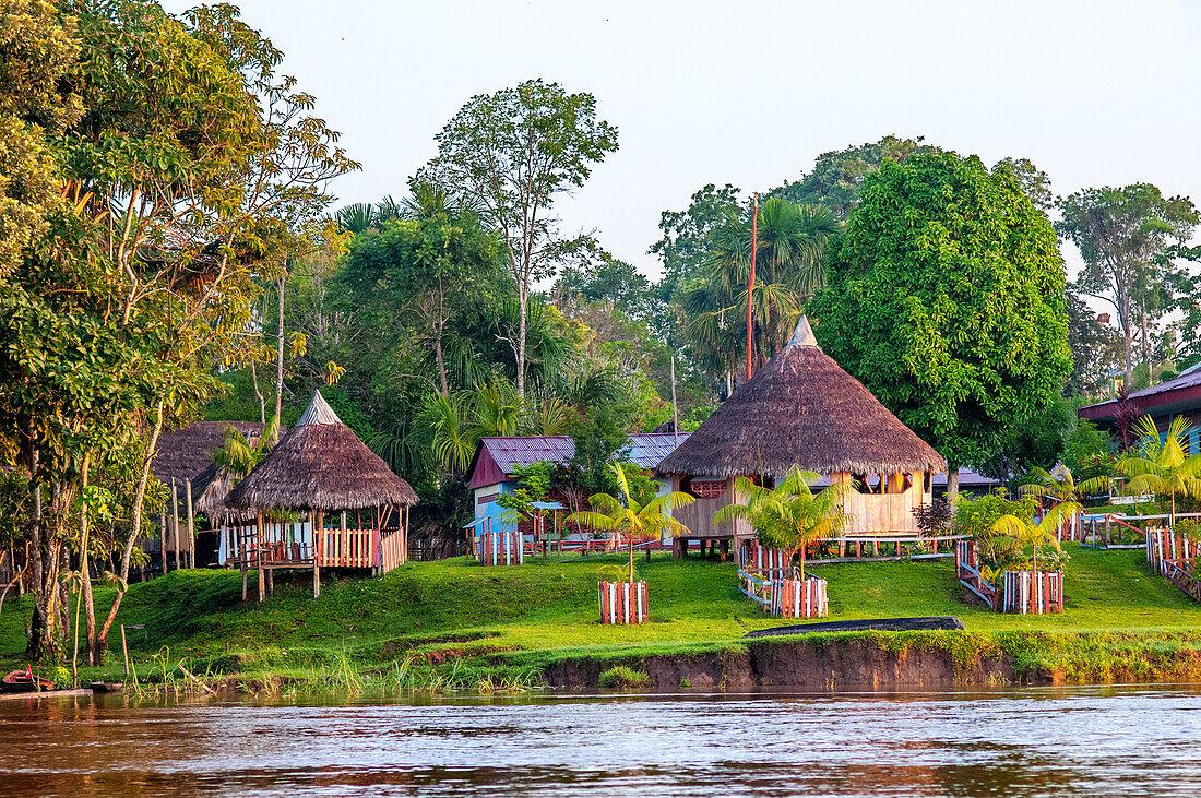 Holzhäuser in einem Indianerdorf in der Nähe von Iquitos, Loreto, Peru, Südamerika