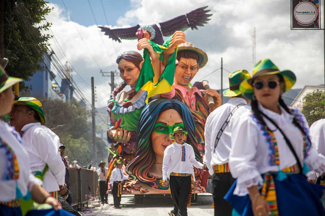 Der Negros y Blancos-Karneval in Pasto, Kolumbien, ist ein lebhaftes kulturelles Spektakel, das sich mit einem Übermaß an Farben, Energie und traditioneller Inbrunst entfaltet