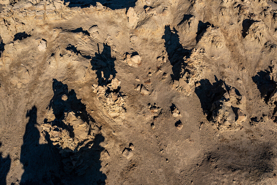 Verschnörkelte Schatten der fantastisch erodierten Sandsteinformationen in der Fantasy Canyon Recreation Site in der Nähe von Vernal, Utah