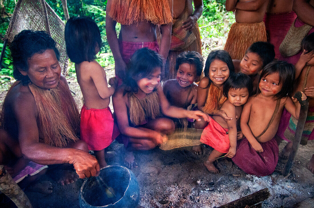 Kochende Yagua-Indianer, die in der Nähe der amazonischen Stadt Iquitos, Peru, ein traditionelles Leben führen