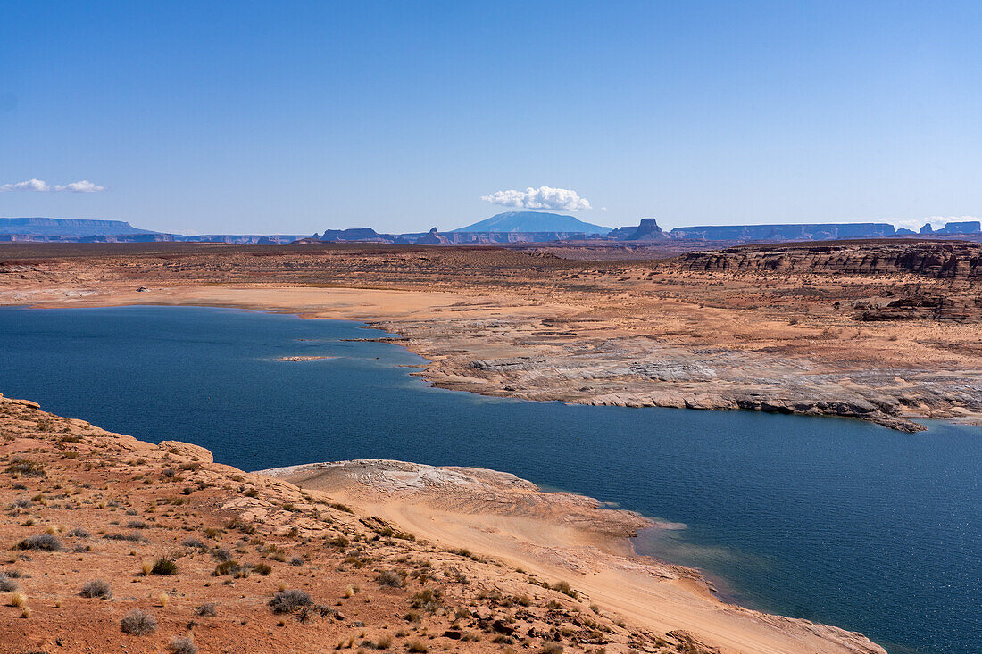 Lake Powell in der Glen Canyon National Recreation Area, Arizona. Navajo Mountain, Mitte, und Tower Butte, rechts