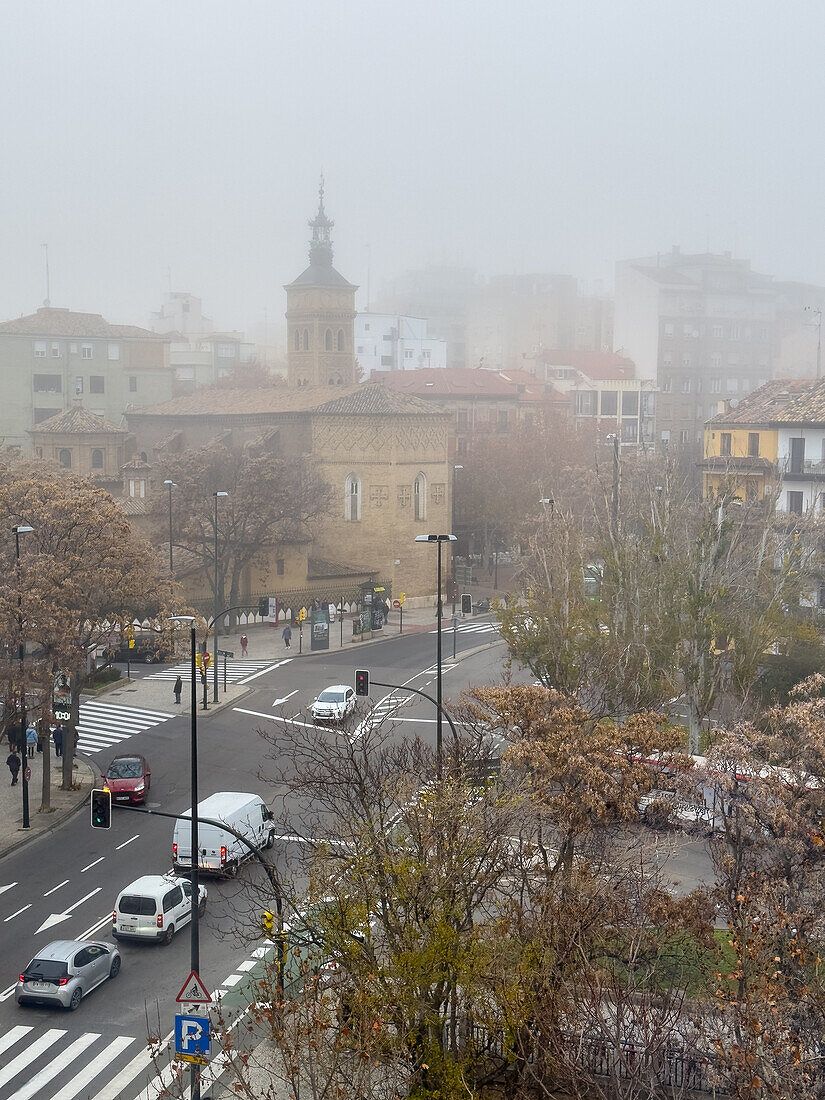 Nebliges Stadtbild im Winter bei sinkenden Temperaturen in Zaragoza, Spanien