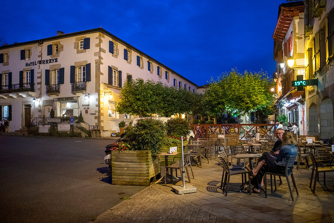 Restaurant und Hauptplatz im Dorf Sare, Pyrenees Atlantiques, Frankreich, mit dem Titel Les Plus Beaux Villages de France (Die schönsten Dörfer Frankreichs)