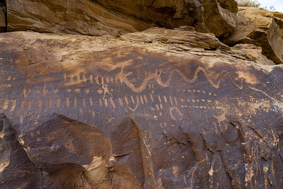 Eine prähispanische Felszeichnung der amerikanischen Ureinwohner mit einer gehörnten Schlange im Nine Mile Canyon in Utah