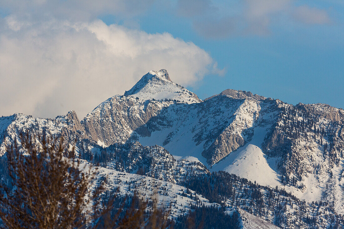 Wolken über dem schneebedeckten Lone Peak in der Wasatch Mountain Range bei Salt Lake City, Utah