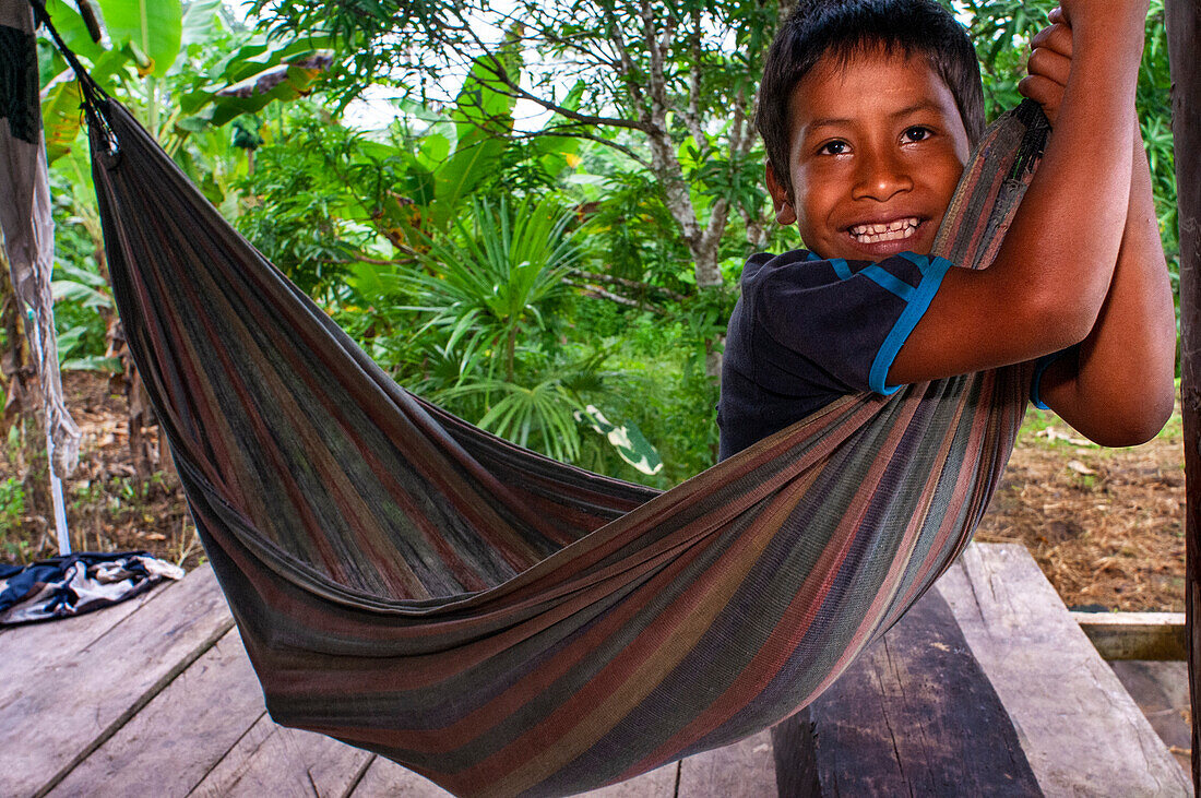 Junge im Flussdorf Timicuro I. Iqutios am peruanischen Amazonas, Loreto, Peru