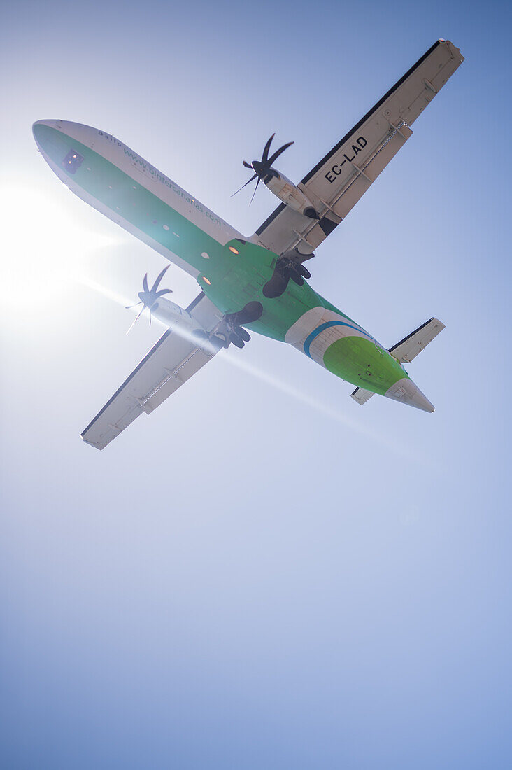 Flugzeuge landen auf dem Flughafen von Lanzarote, Kanarische Inseln, Spanien