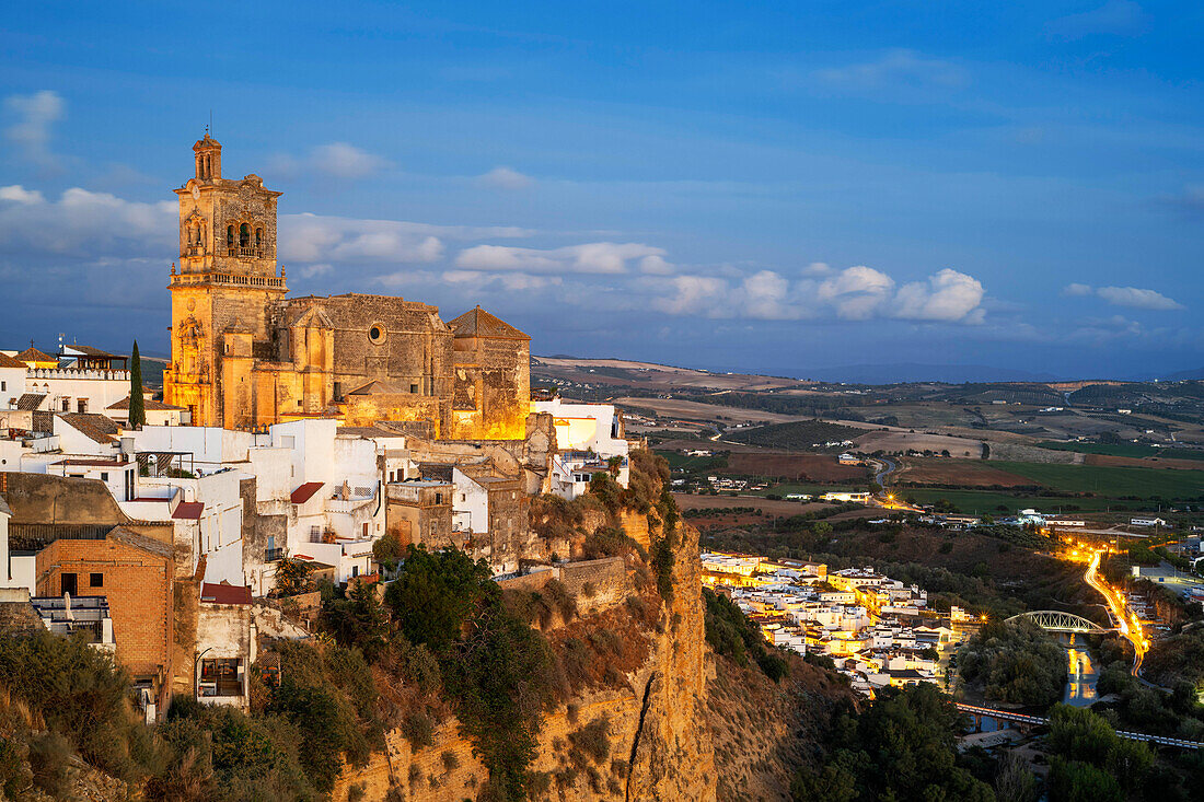 Panoramablick auf Arcos de la Fontera, die Kirche von San Pedro und die umliegende Landschaft, Arcos De la Fontera, Provinz Cádiz, Andalusien, Spanien