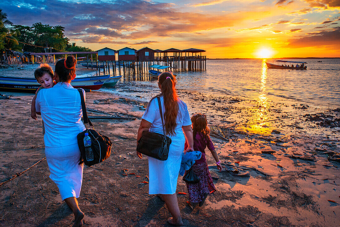 Sonnenuntergang und Einheimische am Strand der Insel La Pirraya, Usulutánin der Jiquilisco-Bucht im Golf von Fonseca im Pazifischen Ozean, El Salvador, Mittelamerika